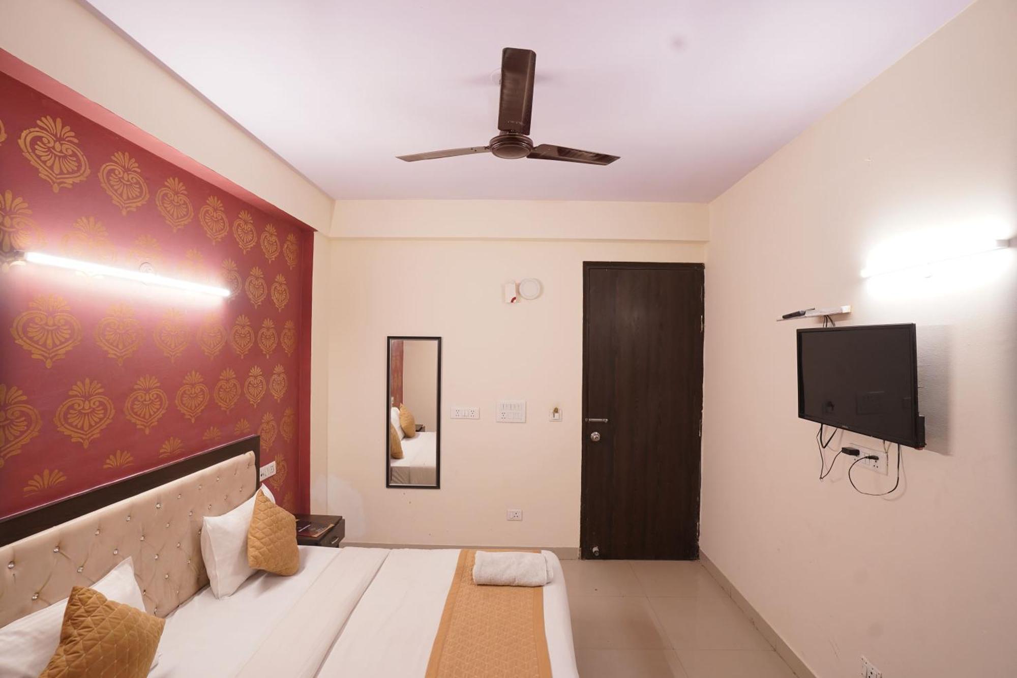 Hotel Tourist Palace Near Delhi Airport Ню Делхи Екстериор снимка