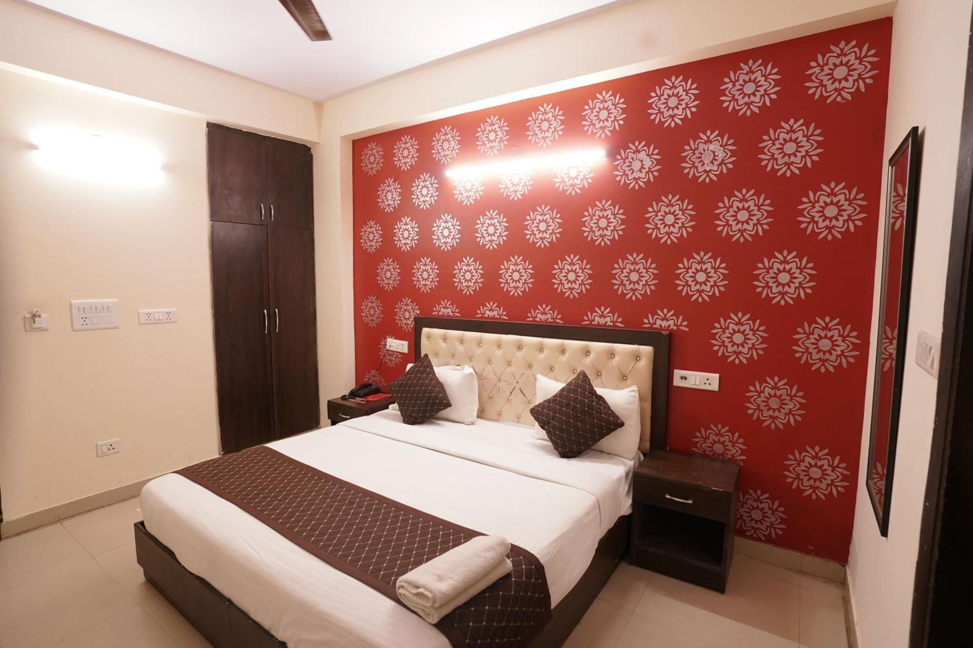Hotel Tourist Palace Near Delhi Airport Ню Делхи Екстериор снимка